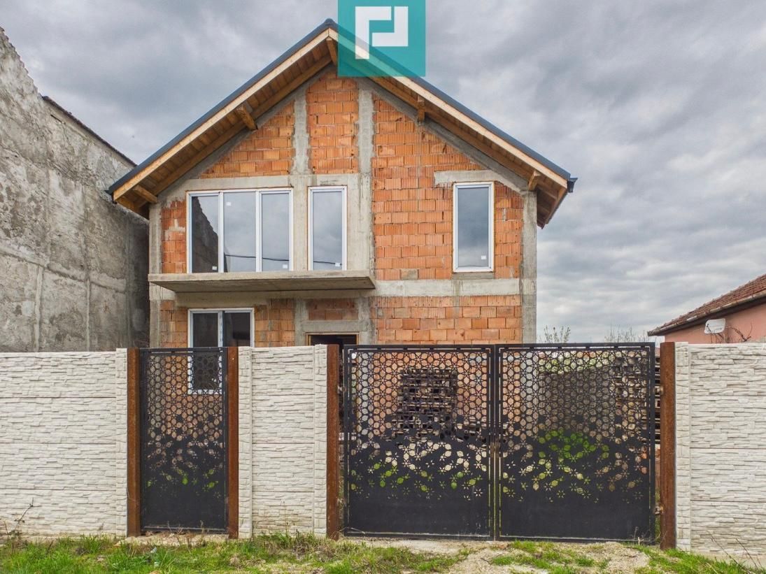 Casă la roșu cu piscină-Pârneava-767 mp teren - Poză 1