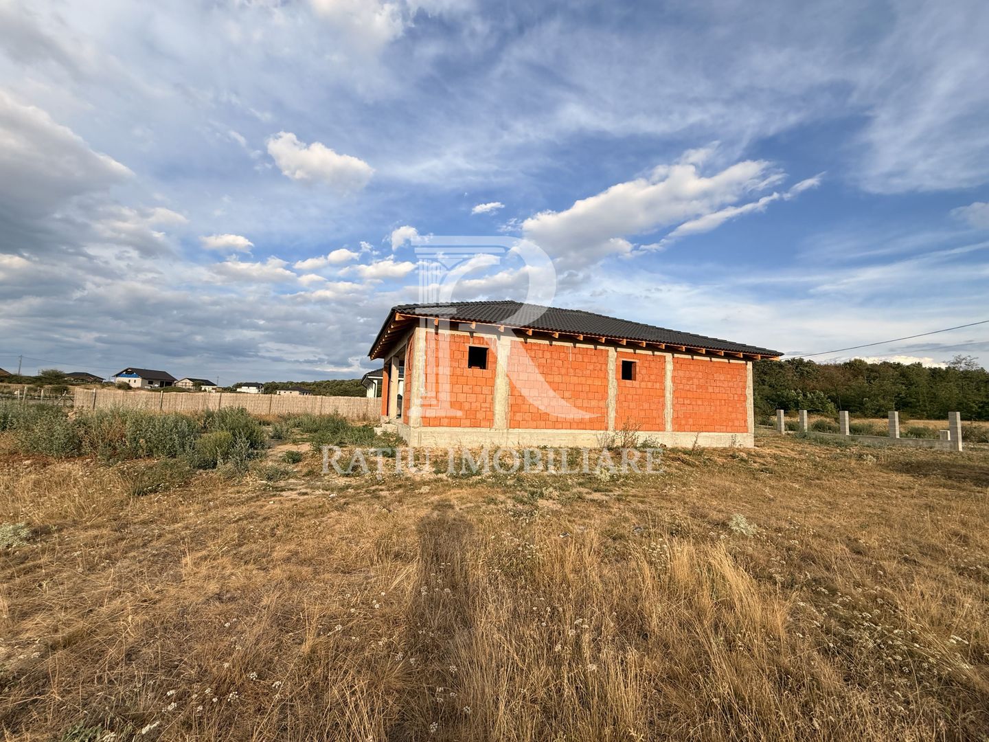 Casă la roșu de vânzare | Alparea | 1.000 mp teren - Poză 2