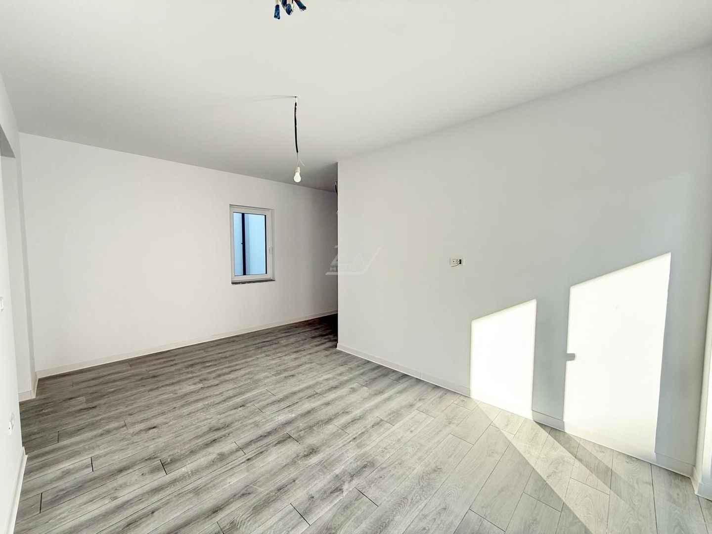 Disponibil imediat. Etaj 1. Bucatarie inchisa. Loc de parcare. Drum asfaltat. - Poză 2