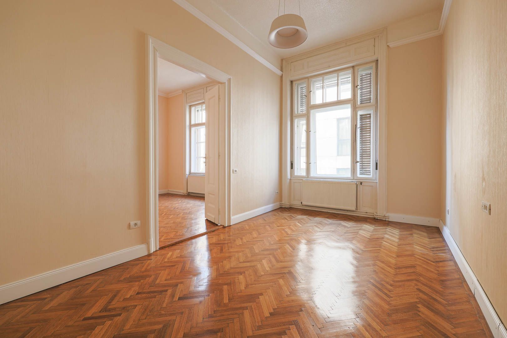 VANDUT.  Descoperă eleganța istorică în inima Aradului! - Poză 4