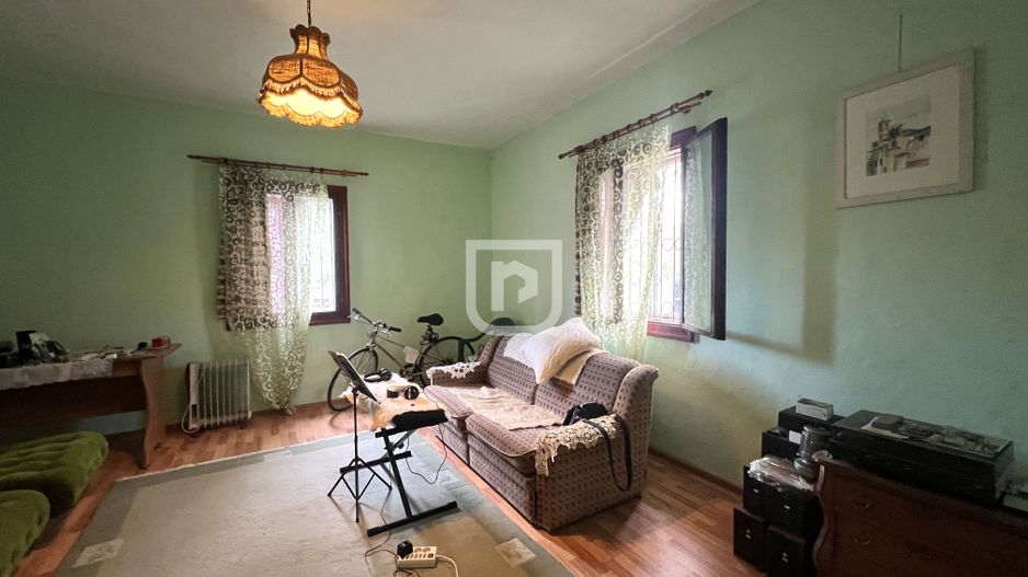 Casa traditional bucovineana la poalele muntilor Bucovinei - Poză 1