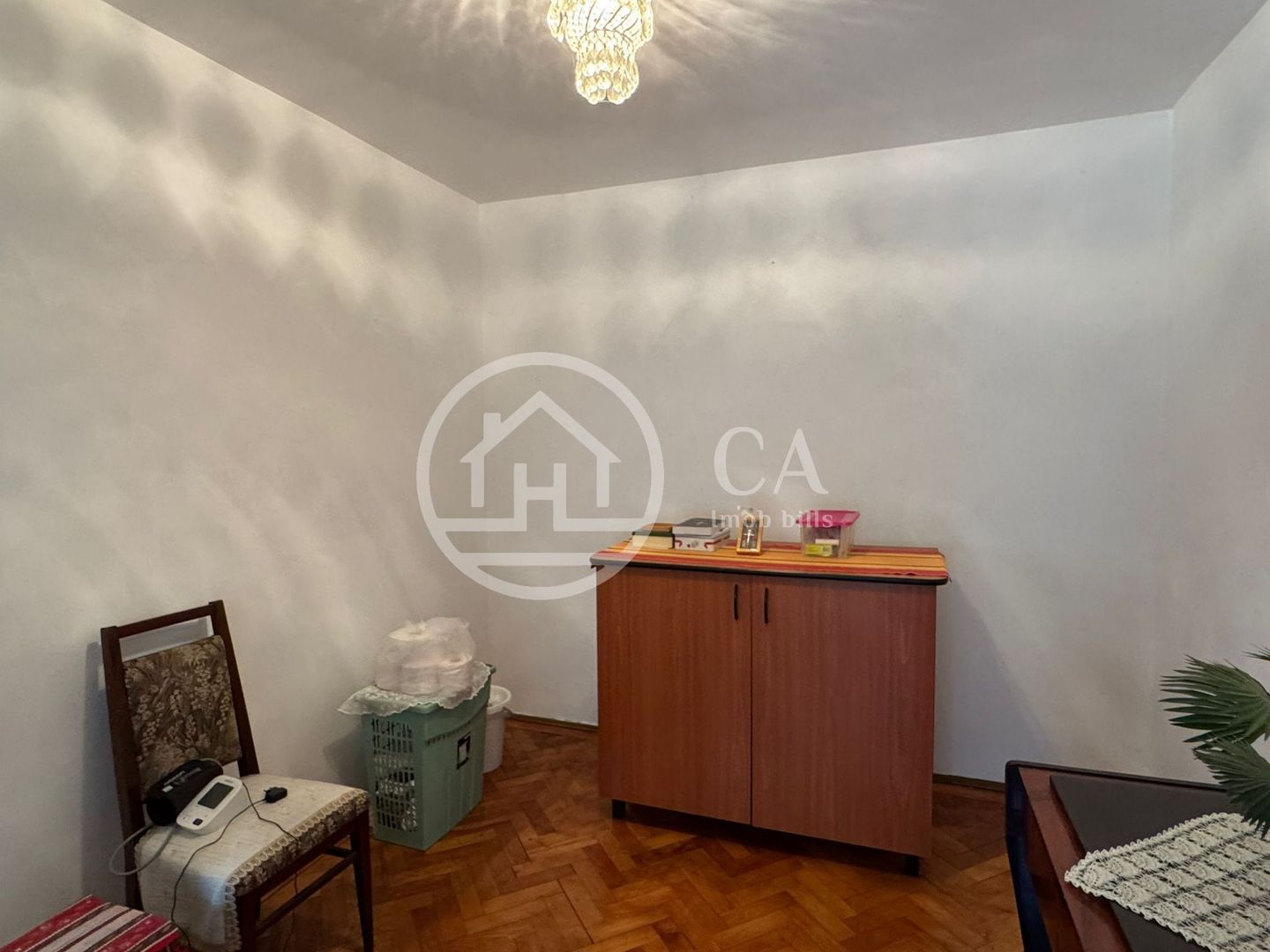 Apartament cu 3 camere de vanzare Str. Seleusului Zona Velenta,Oradea - Poză 2