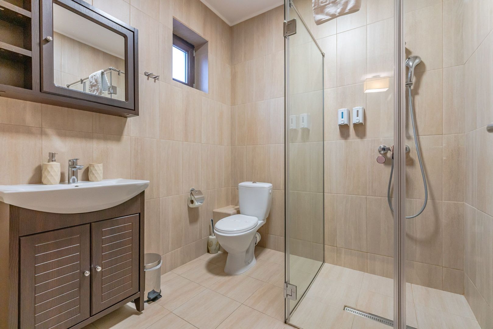 Pensiune Râșnov, 13 camere plus locuință proprietar, zonă Cetate - Poză 9