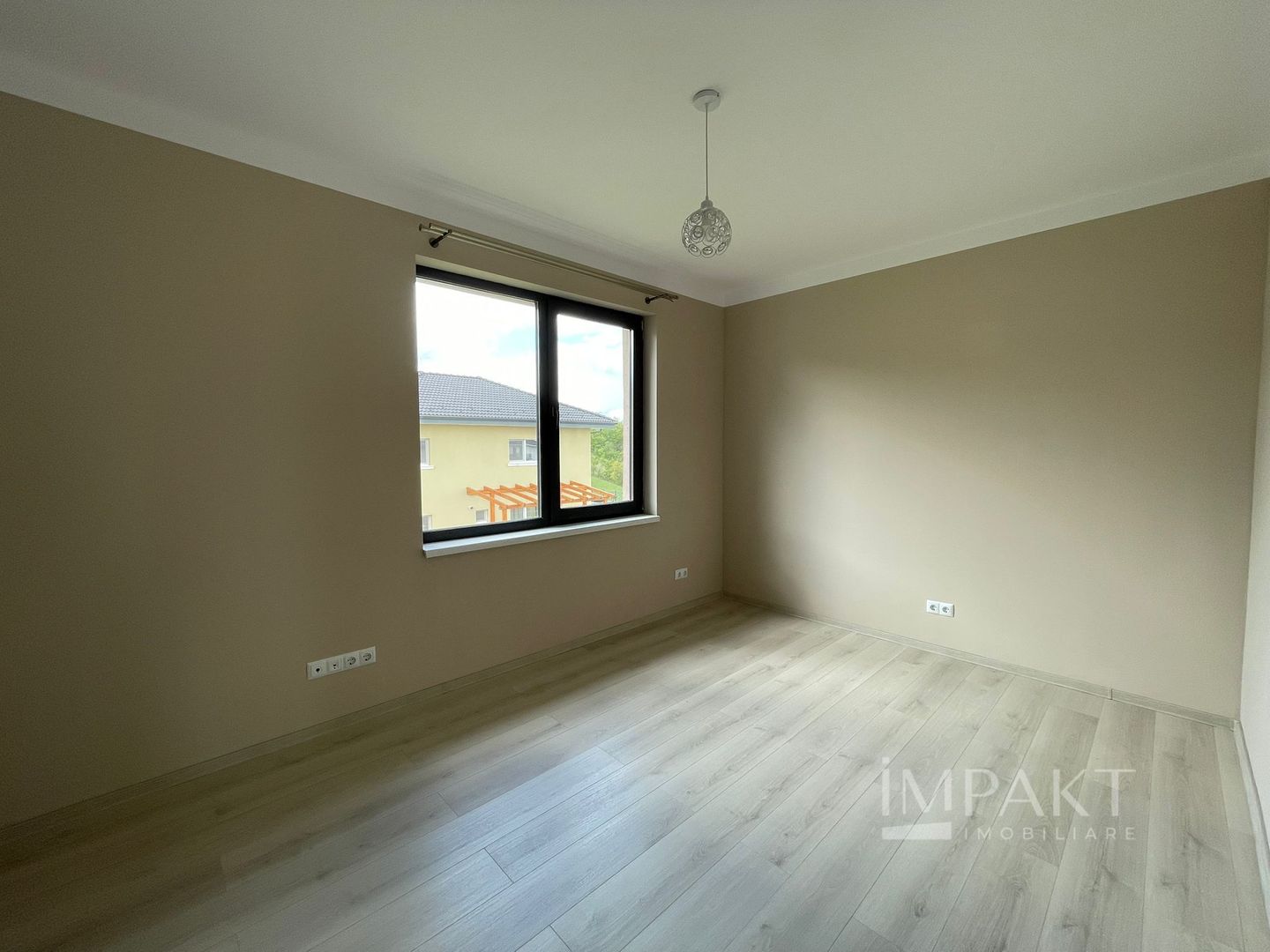 Casă / Vilă cu 4 camere de închiriat - Dezmir - Poză 9