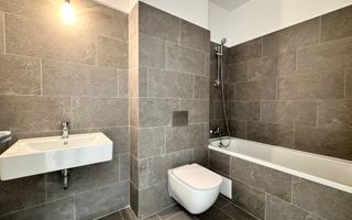 3 camere. Dormitor matrimonial cu baie en-suite. 83 mp Utili. - Poză 8