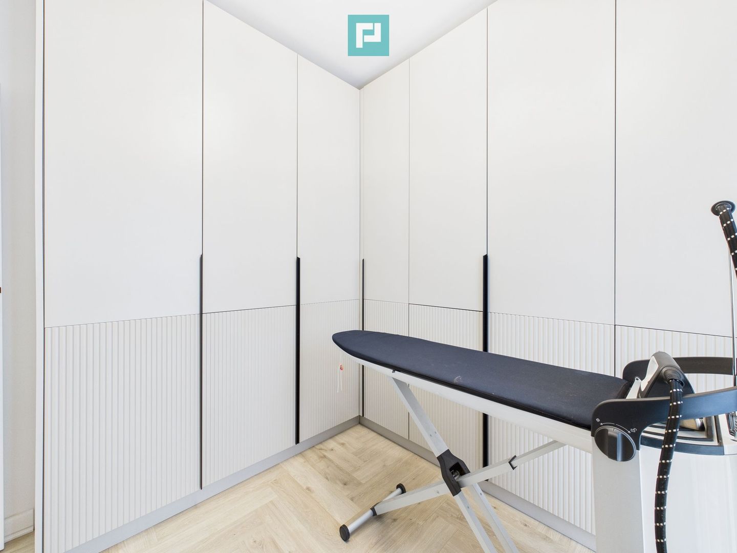 Casă modernă cu 5 camere, 4 băi și terasă închisă – Otopeni, central - Poză 24