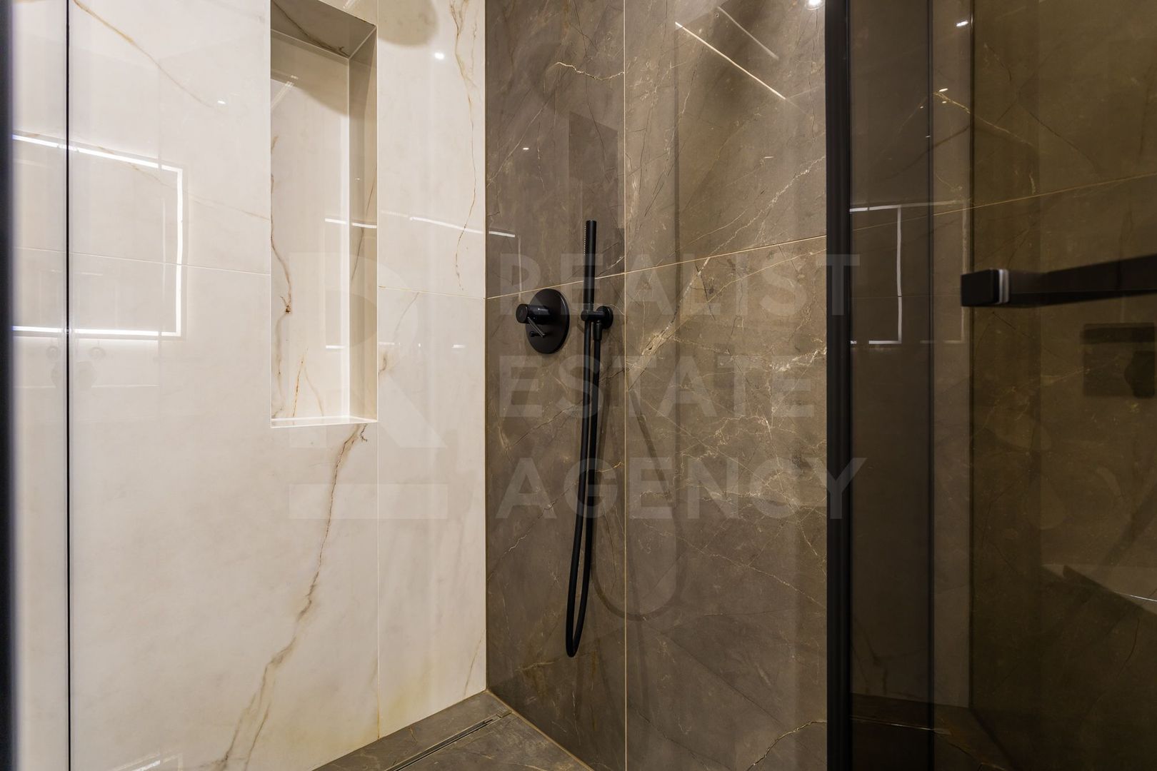 Chirie, apartament, 4 camere, str. Universității, Centru - Poză 10