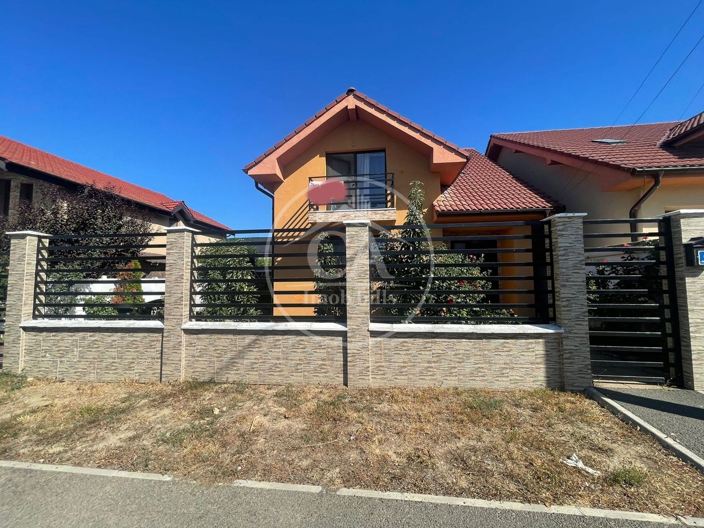 Casă de vânzare cu 4 camere în Cartierul Tineretului, Oradea - Poză 1