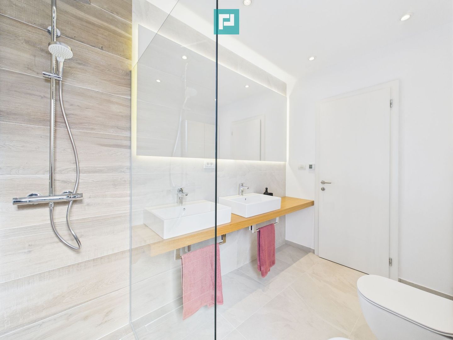 Casă modernă și elegantă, mobilată și utilată - Poză 18