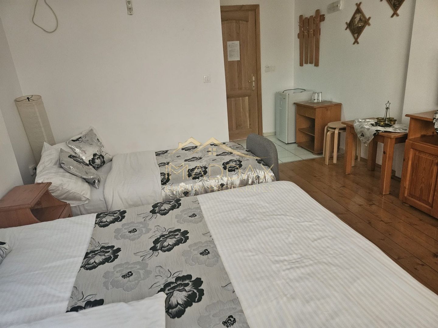 Pensiune 10 camere cu restaurant // Moieciu de Jos - Poză 25