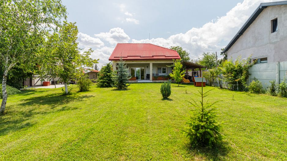 Casă de vânzare Tâncăbești cu grădină, aproape de lac - Poză 1