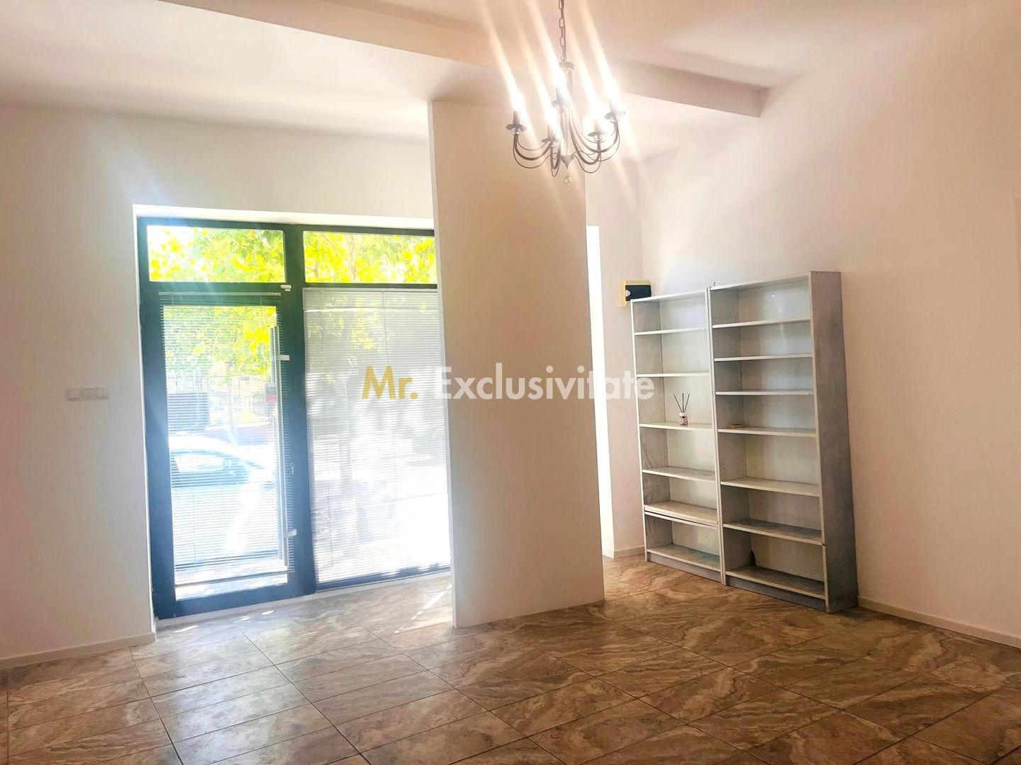 Spatiu stradal, central, cu vad comercial si vizibilitate excelenta - Poză 3