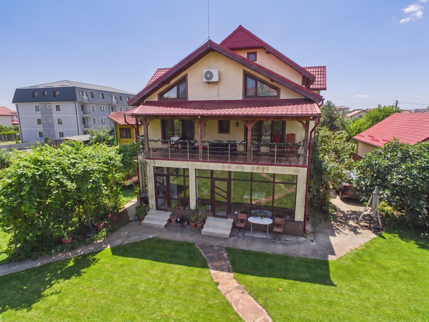 Vilă 10 camere + spațiu comercial | teren 1.300 mp | Otopeni 23 August - Poză 1