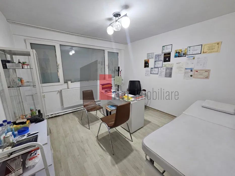 Spatiu Eroii Revolutiei, stradal, parter de bloc, trafic pietonal - Poză 2