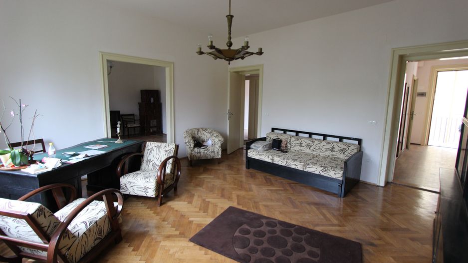 Apartament spatios 3 camere,zona medicina cu garaj si boxa - Poză 3
