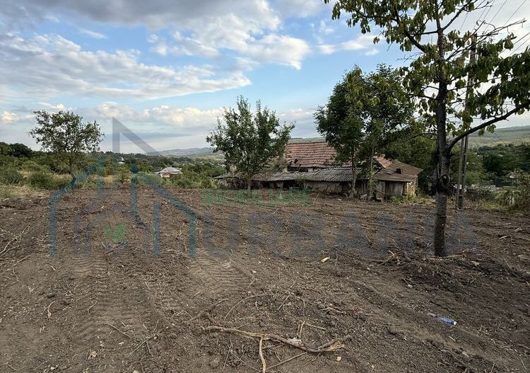 Casă nelocuibilă pe teren de 1.914 mp în Comarna, la 17 km de Iași, cu curent și acces la asfalt - Poză 2