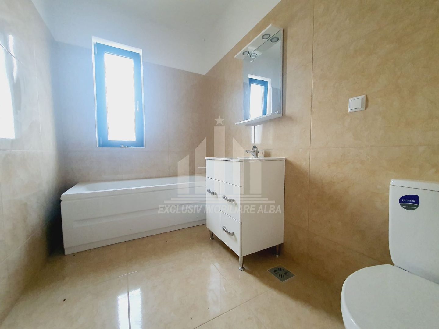 Apartament cu 3 camere de vanzare, Bloc Nou - Poză 3