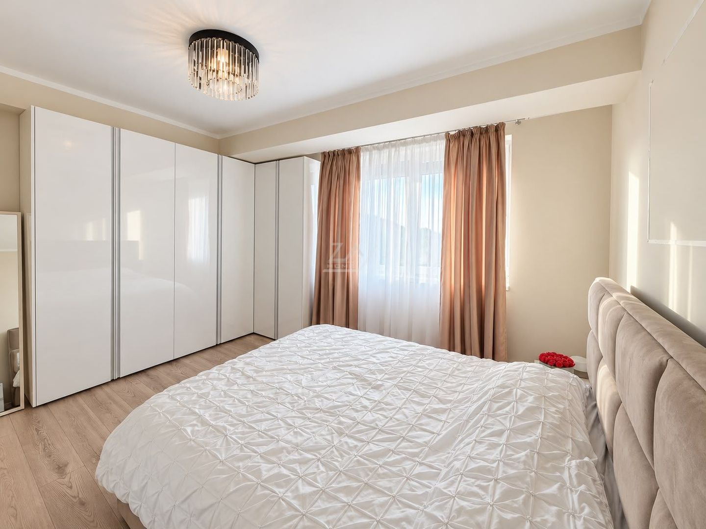 Mobilat si utilat complet. 2 bai. Asfalt. Disponibil imediat. - Poză 12