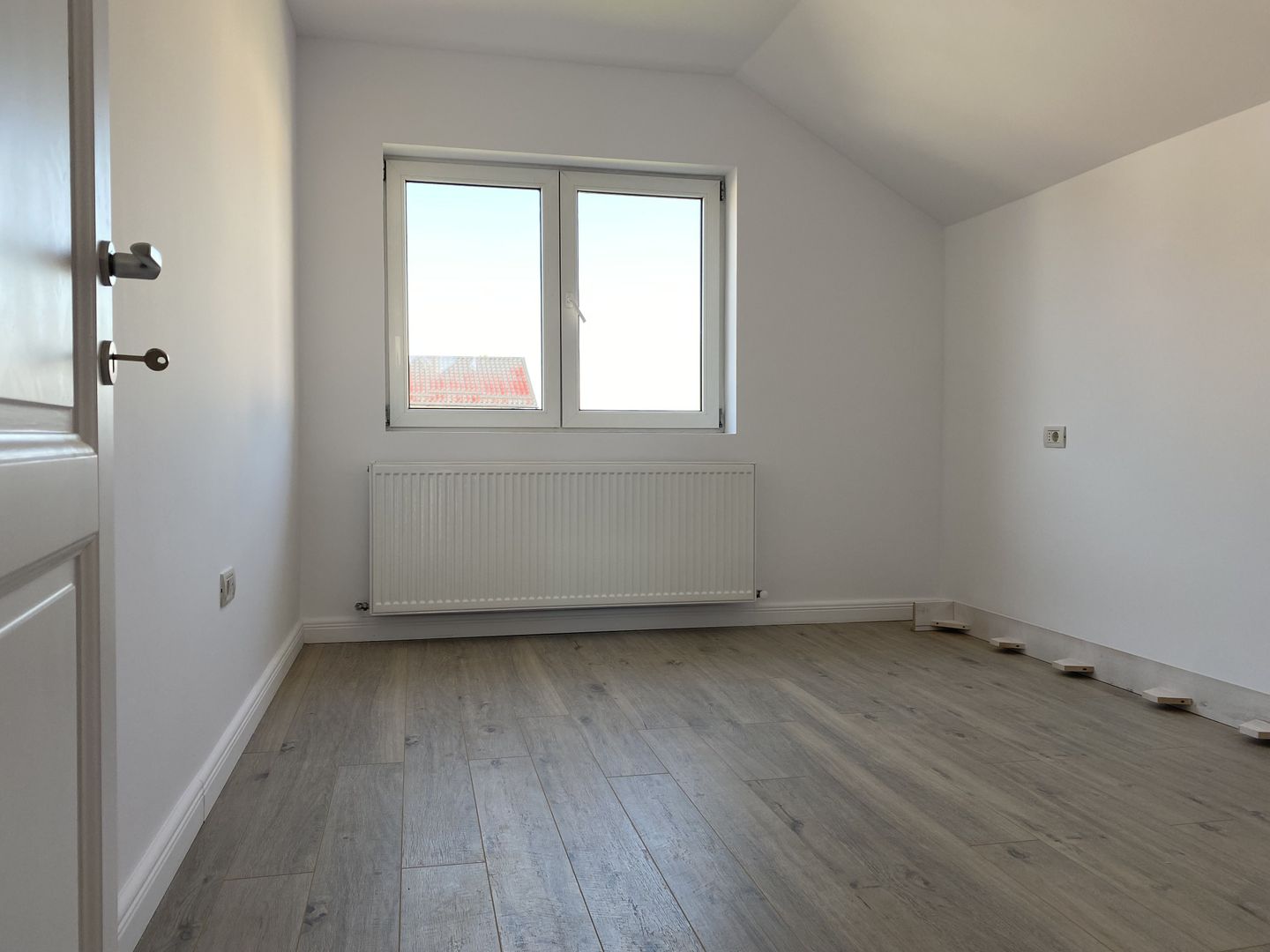 Liniste si confort! Vanzare casa la cheie, luminoasa in Priseaca! - Poză 7