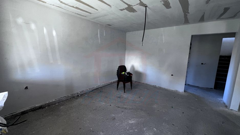 Vanzare casa P+M in Sendreni( in spatele Primariei), pret 99 000 euro - Poză 22