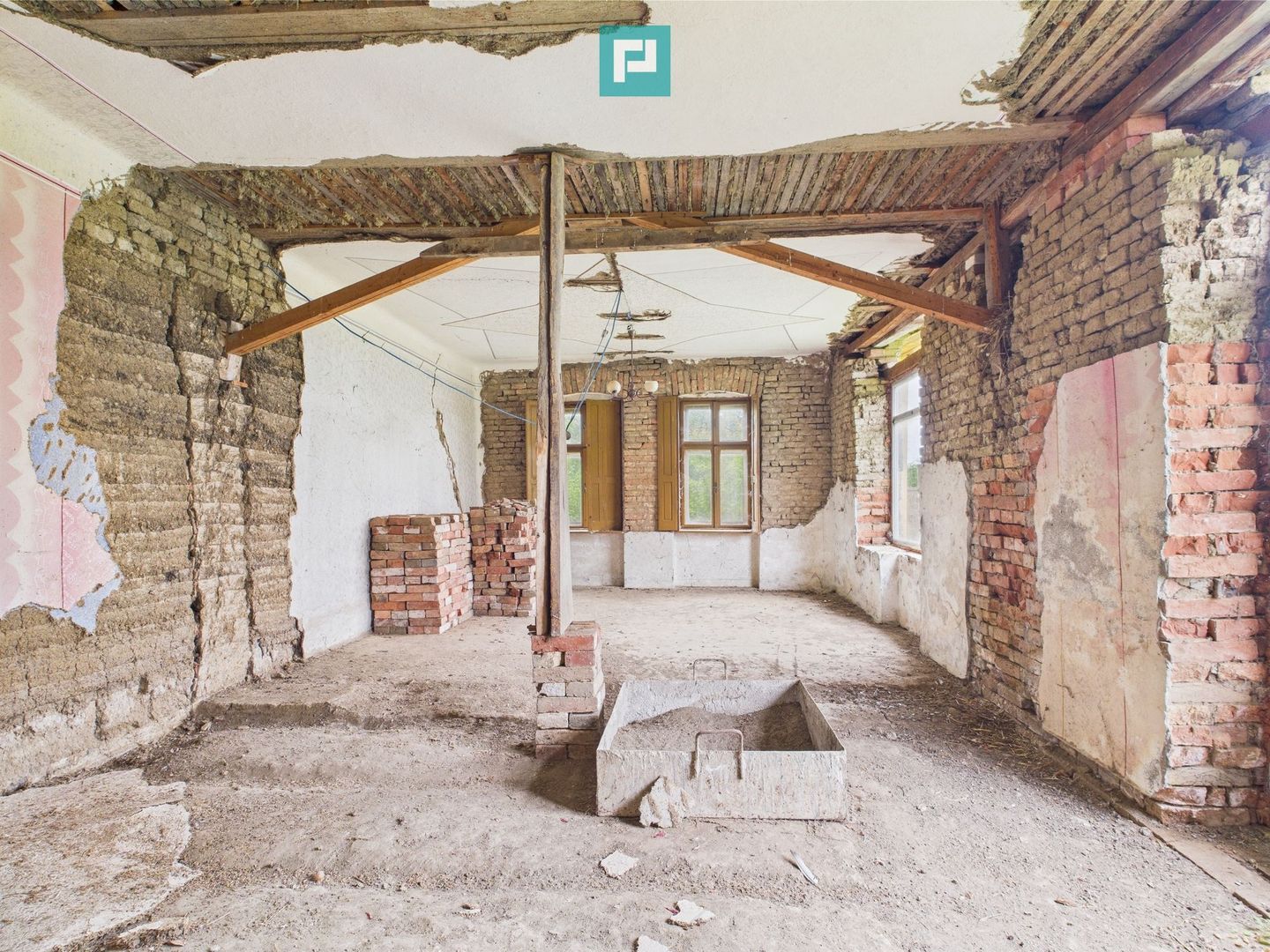 Casă de reabilitat pe teren generos- Comuna Variaș - Poză 19