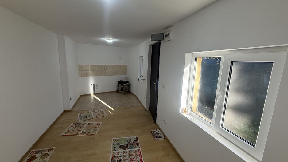 2 corpuri de Casă renovate + teren 125 mp Campina - Poză 12