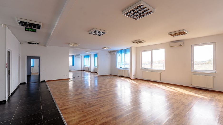 Clădire de birouri cu 12 parcări în incintă privată, UTA2, Arad - Poză 2