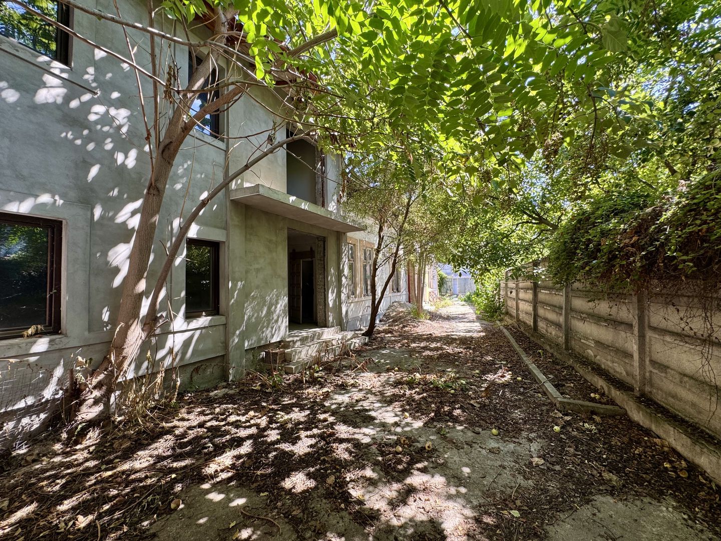 OPORTUNITATE RARA - imobil central, multifunctional, curte PROPRIE - Poză 3