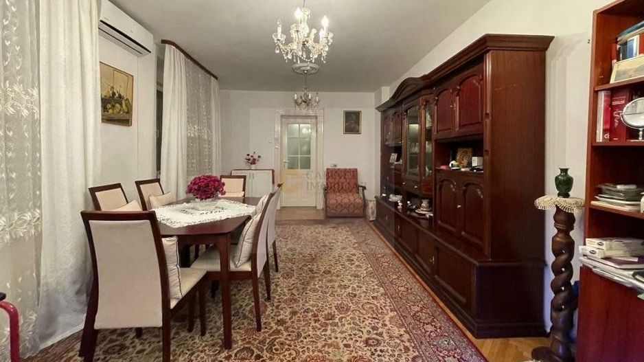 Vilă Spațioasă cu 7 Camere in Domenii – Locație Excelentă - Poză 1