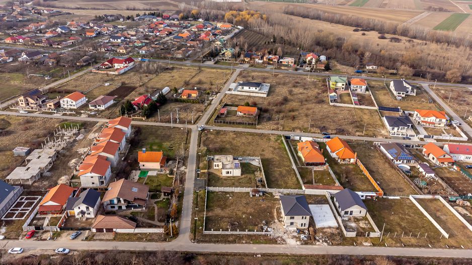 Teren generos, situat pe colt in cartierul nou din Calugareni - Poză 5