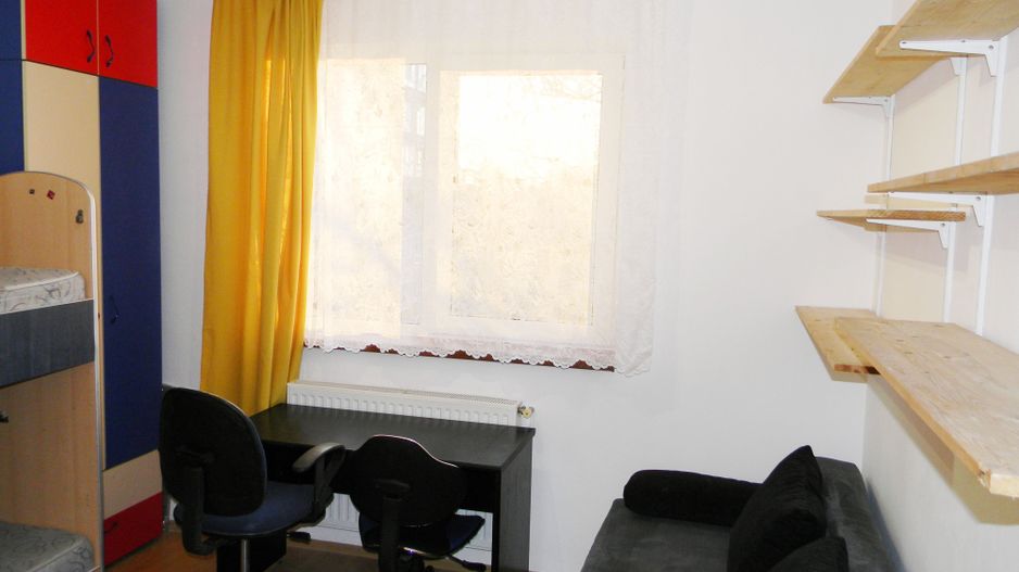 Apartament cu 3 camere mobilate,cartier Tractoru - Poză 3