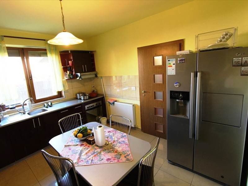 Vila spațioasă la intrare în Dumbravita - Poză 10