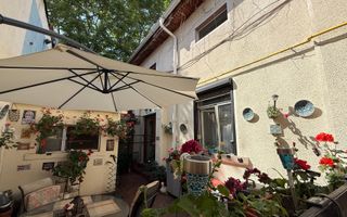 Casa cocheta cu o mica curte - Poză 2