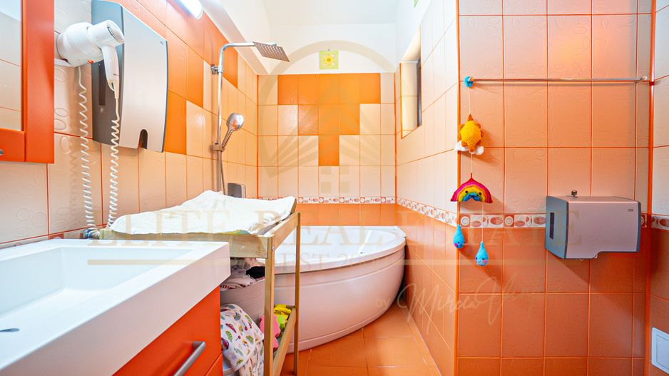 Casa De Vanzare in Palazu Mare - Teren de 455 mp cu Piscina si Garaj - Poză 25