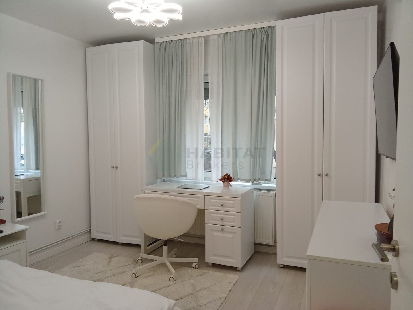 3 camere Mega Mall mobilat si utilat modern - Poză 4