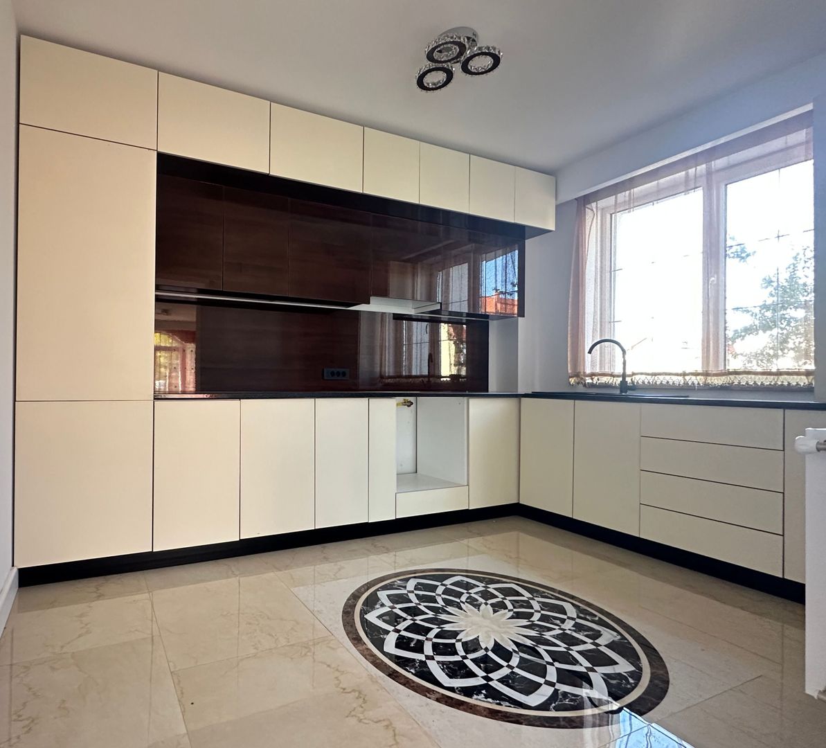 Vânzare casă 5 camere nouă elegantă și spațioasă în Hărman - Poză 15