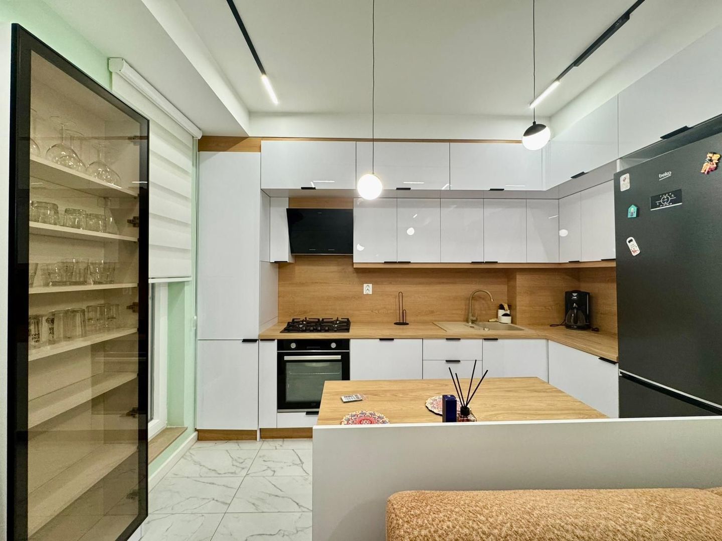 COSMOPOLIS - Apartament cu 3 camere si gradina, mobilat si utilat. - Poză 5