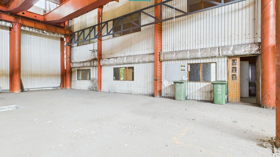 Hală industrială cu pod rulant și parcare betonată - Poză 7