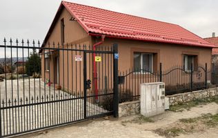 Casa spatioasa de vanzare plan parter in Osorhei