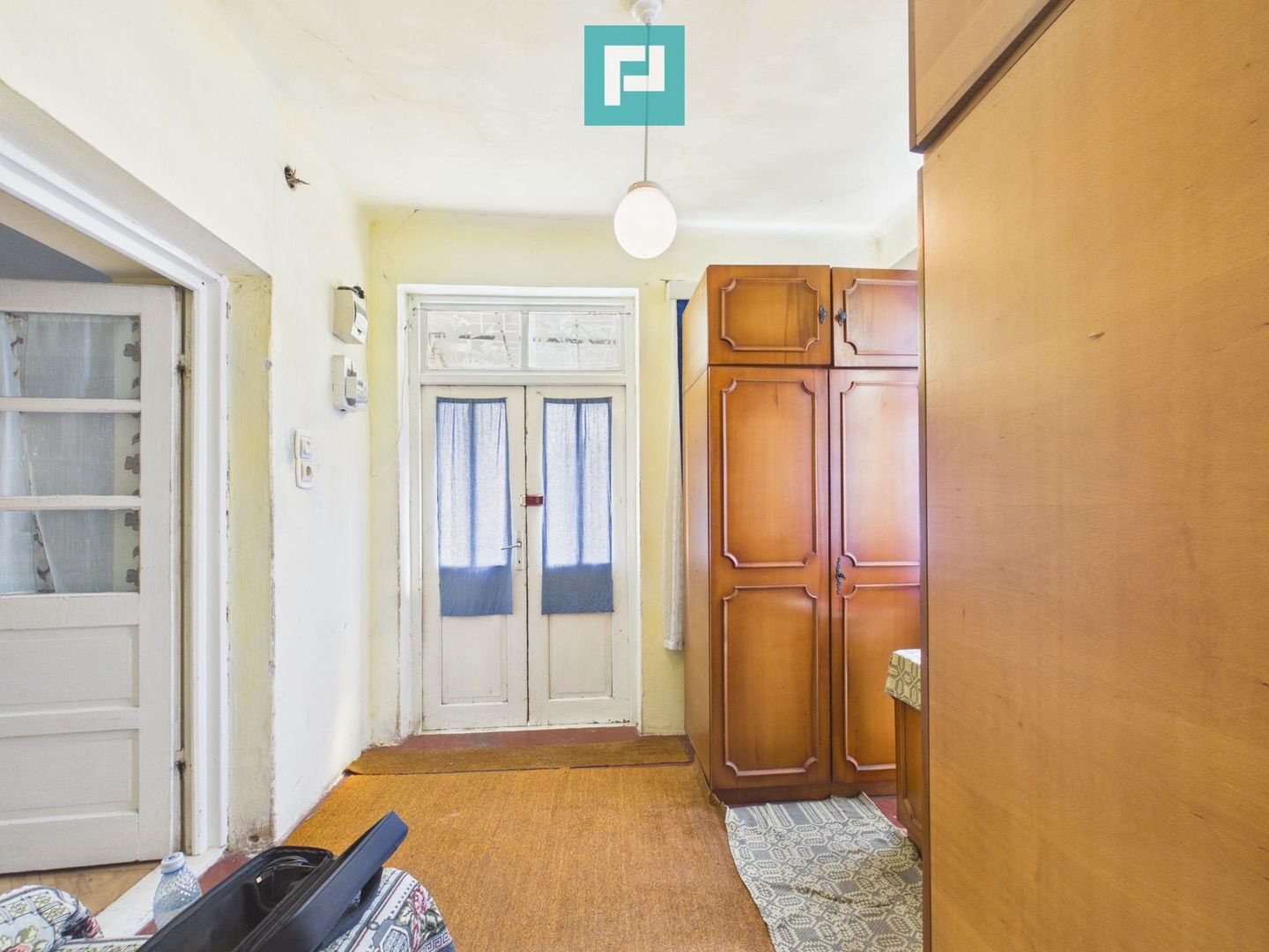 Casa în Cuvin la poalele dealului - Poză 10