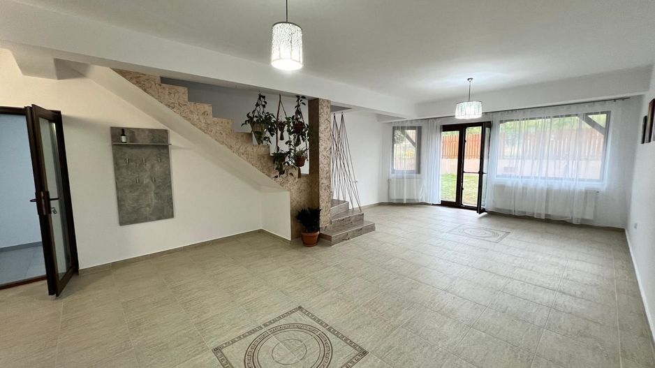 Casa cu 7 camere | 3 balcoane | Garaj | 220 mp + 80 mp curte | Cartier Panorama - Poză 2