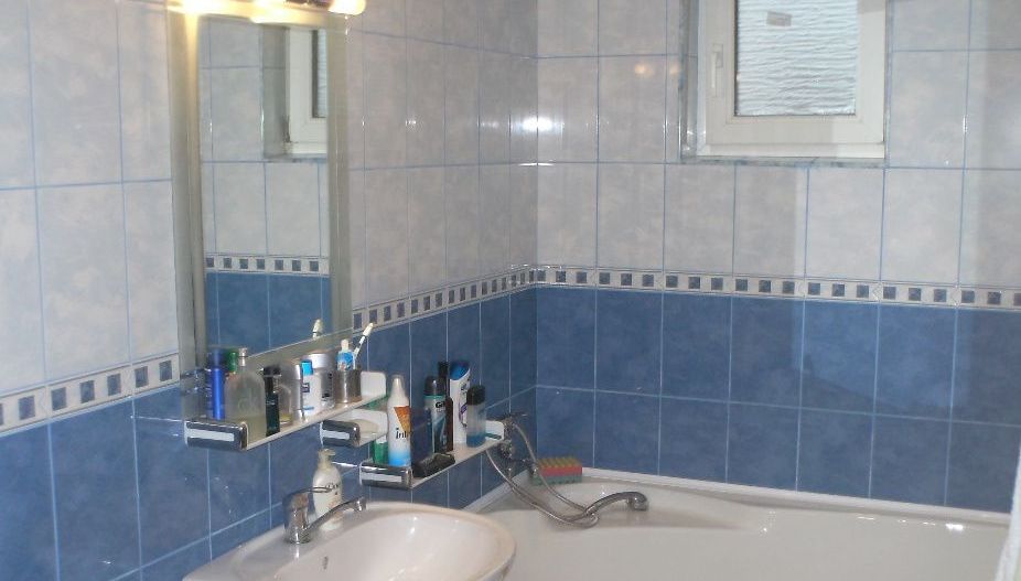 Apartament cu 3 camere, zona Micro 20,  sup. 75 mp, mobilat si utilat - Poză 3