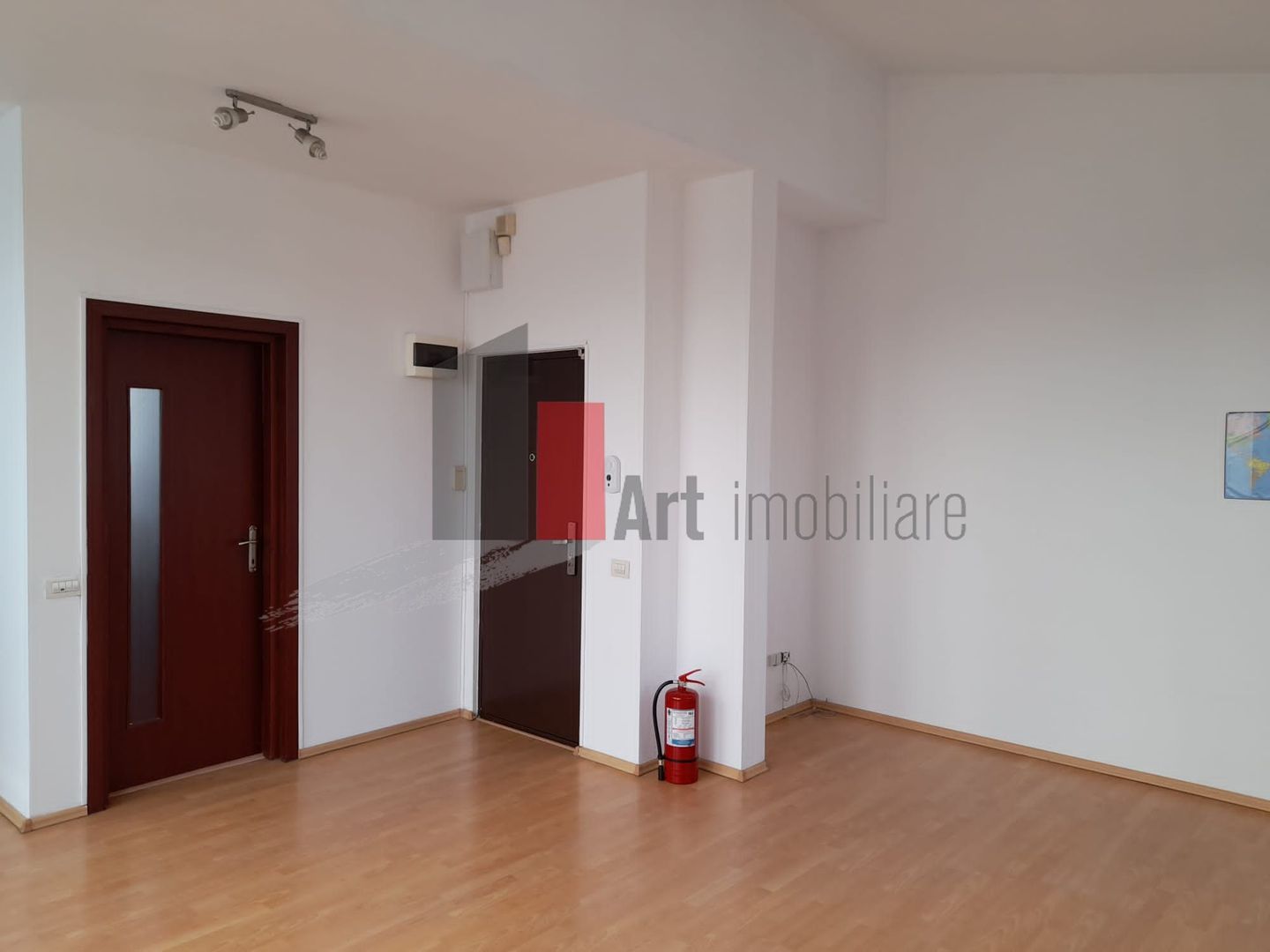 Spatiul "VELIKOM" , Stefan cel Mare, imobil birouri, 105mp(inclusiv terasa 50mp) - Poză 3