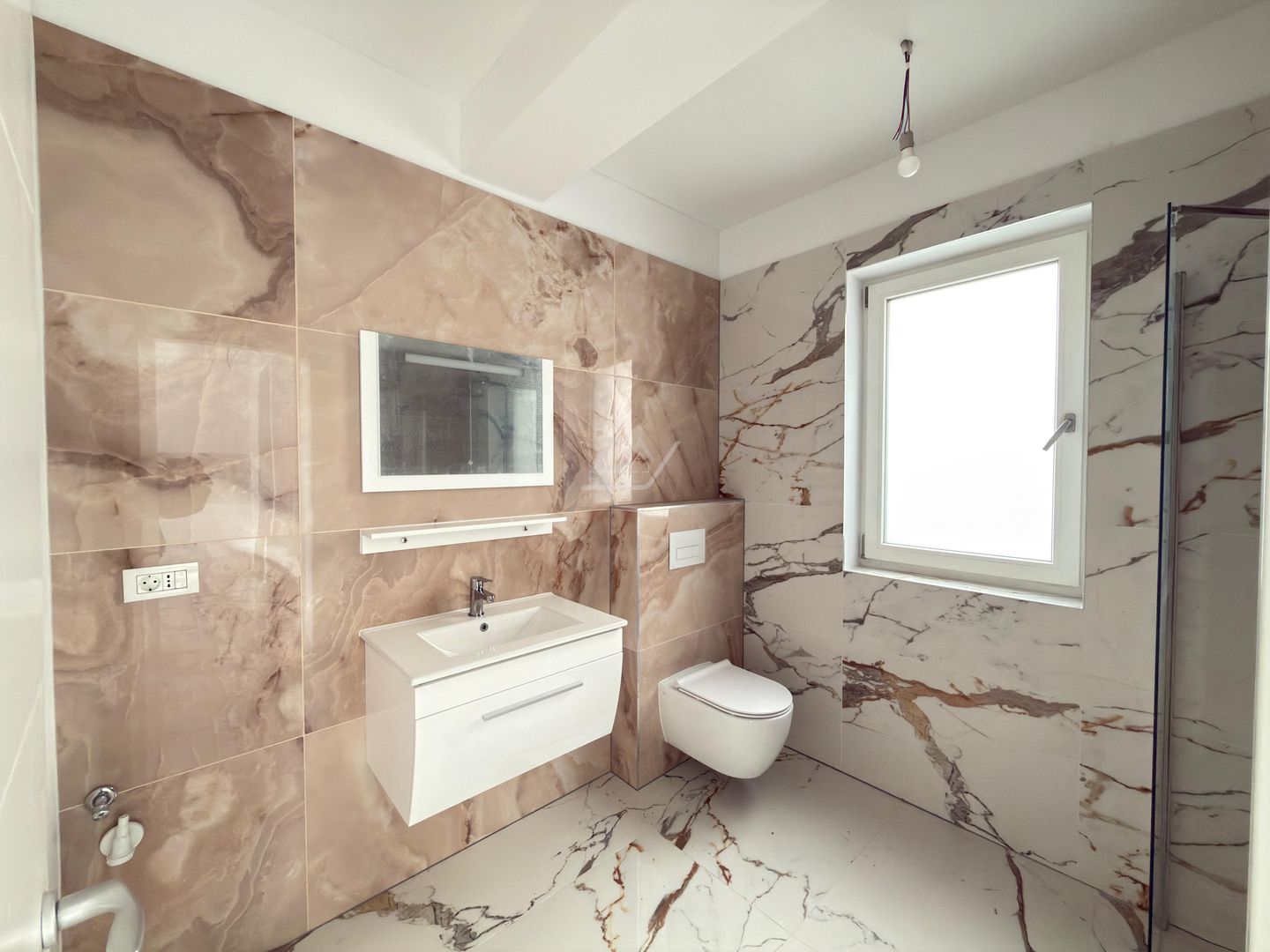 Bloc finalizat. Spatiu de depozitare. Loc de parcare. Clima - Poză 4