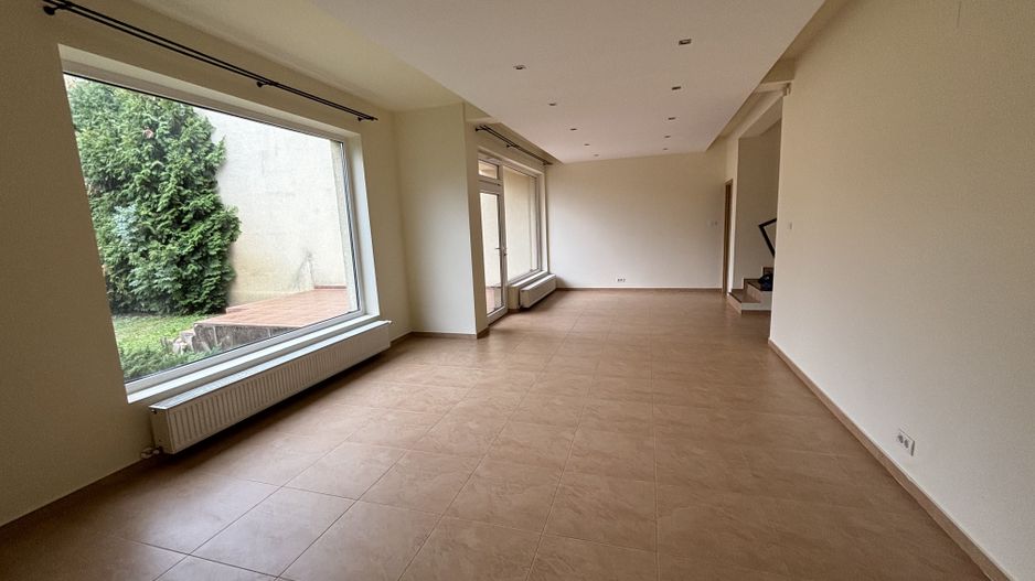 Vila spatioasa ideala pentru diferite activitati sau ptr.locuit -NEMOBILATA - Poză 4