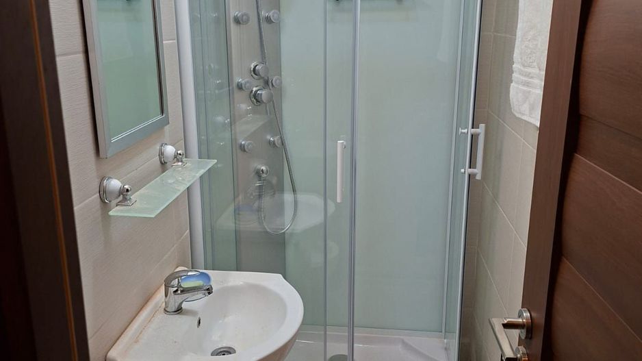 Garsoniera vis a vis de Athenee Palace nou renovata si mobilata - Poză 4
