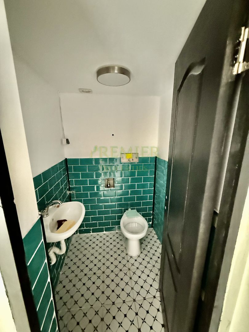 Spațiu comercial renovat, cameră mare și tavan retractabil - Poză 5