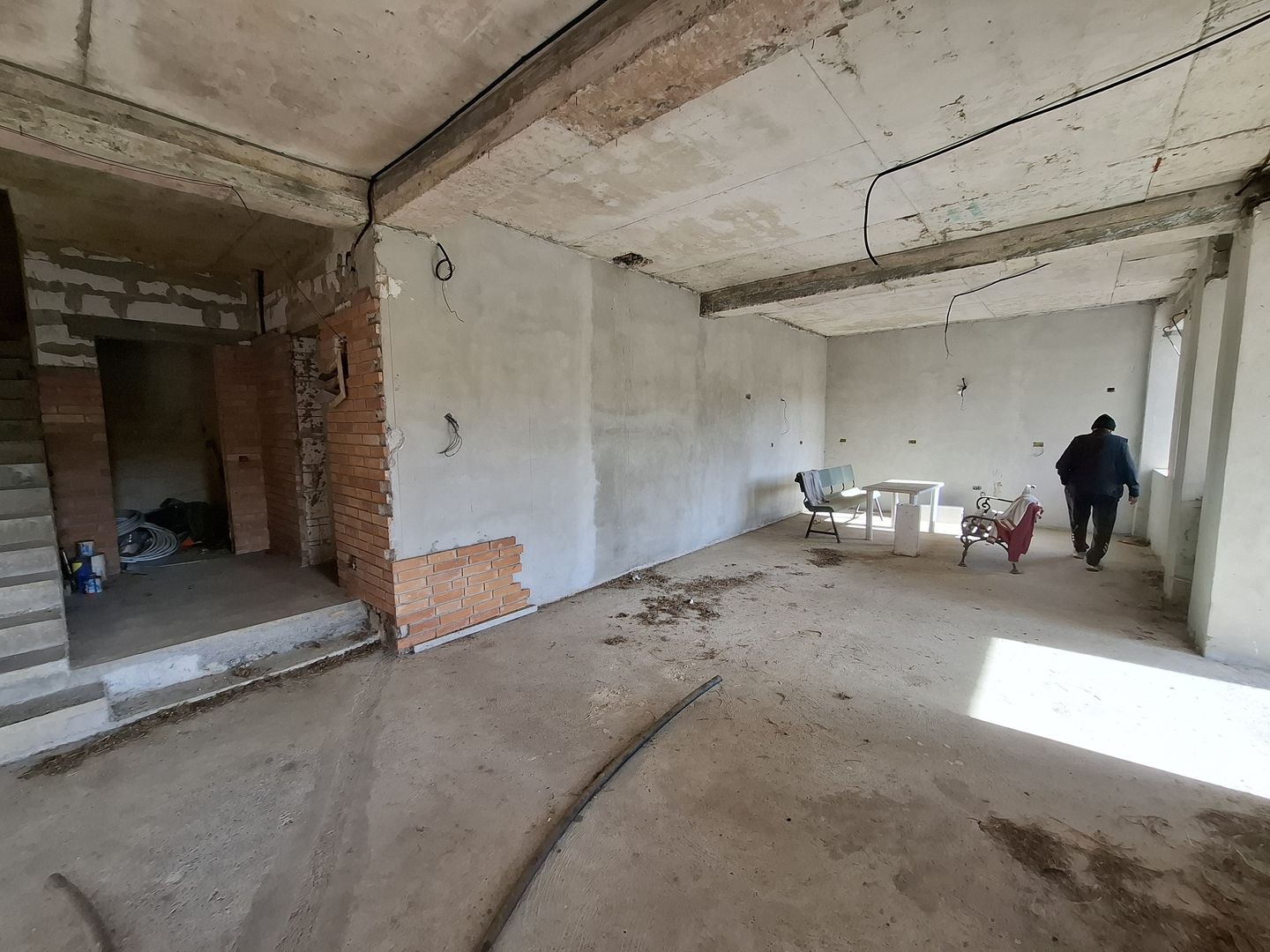 ila cu 6 camere + casă locuibilă pe teren intravilan de 1700 mp, cu vi - Poză 7