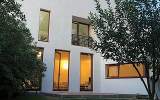 Apartament deosebit cu curte proprie si 2 locuri de parcare - Poză 7