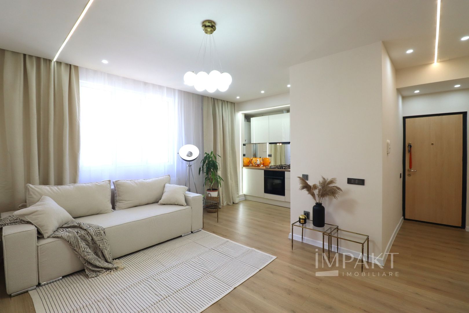 Apartament cu 2 camere,  ultrafinisat, zona Semicenrala! - Poză 1